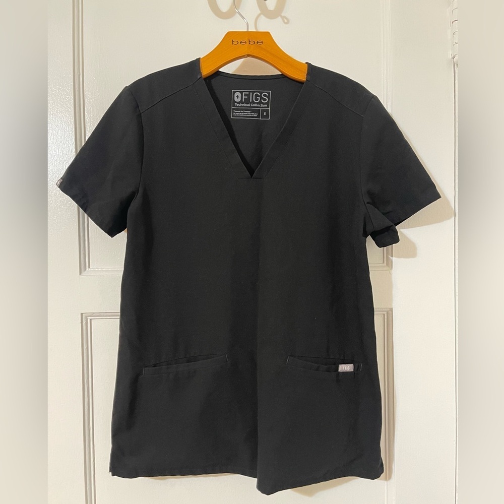 FIGS technical collection black scrub top small